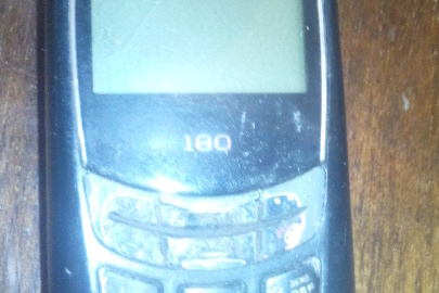 Мобільний телефон "PHILIPS 180", ІМЕІ: 352082016778476, чорного кольору, з батареєю живлення, б/в