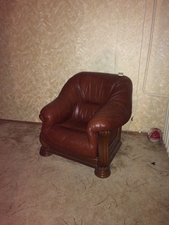 Крісла (штучна шкіра, червоно-коричневого кольору) у кіл. 2 шт.