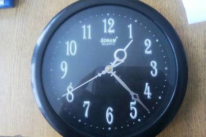 Настінний годинник "SONAM", чорного кольору, робочий стан невідомий