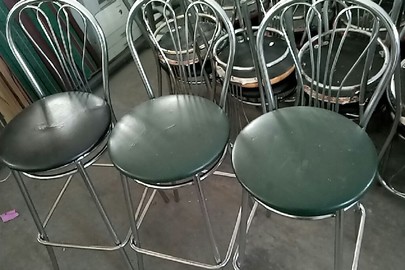 Стільці барні з хромовими ніжками у кількості 3 шт.: сидіння зеленого кольору у кількості 2 шт. та сидіння чорного кольору у кількості 1 шт.