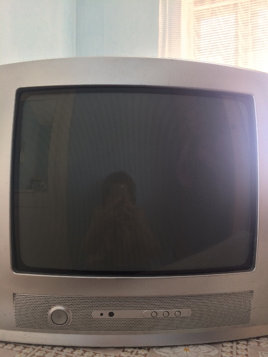 Кольоровий телевізор марки GRUNDIG P 14-4705 W, срібного кольору, в робочому стані, без пульта управління, б/к