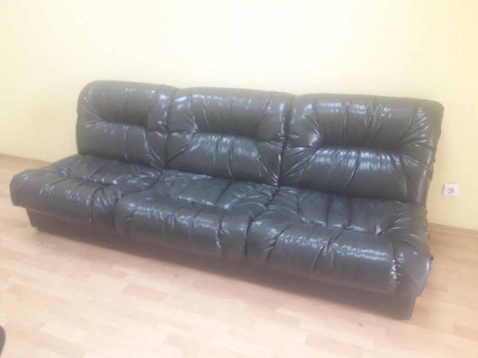 Диван чорного кольору (шкірзамінник) б/в - (1шт.)