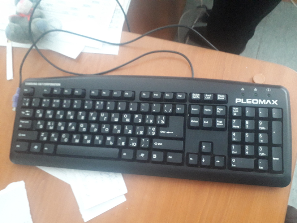 Клавіатура Pleomax чорного кольору з мишкою (комплект) б/в - (1шт.)