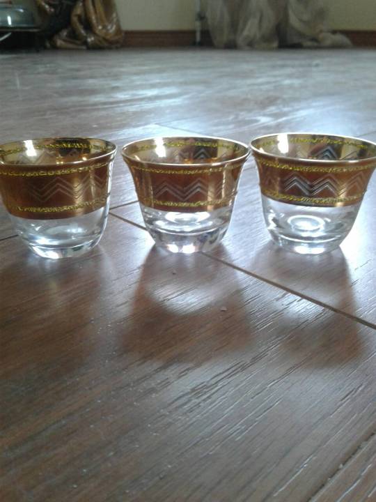 Набір скляних стопок із золотим обідком, розширені до верху, 3 шт.