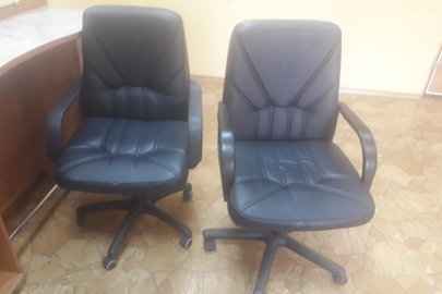 Офісне крісло (шкіряний замінник), чорного кольору, 1 шт., б/в