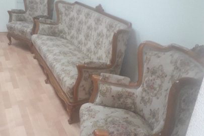 Комплект м'яких меблів (текстильний), світлого кольору, 2 крісла та диван, б/в