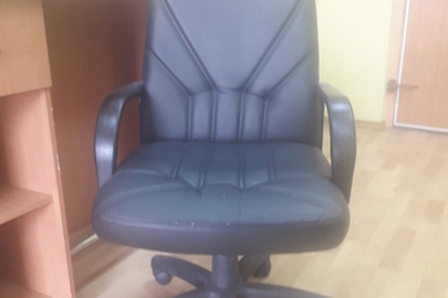 Офісне крісло, шкірозамінник,  чорного кольору