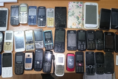 Мобільні телефони, бувші в користуванні у кількості - 36 шт.