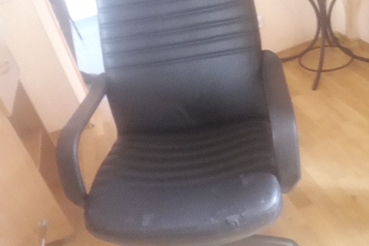 Крісло офісне чорного кольору б/в - (1шт.)