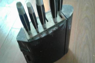 Набір ножів з підставкою чорно-сірого кольору: ножі - 5 шт., підставка - 1 шт.