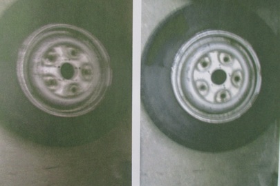 Запасне колесо до автомобіля з металевим диском, пошкоджене