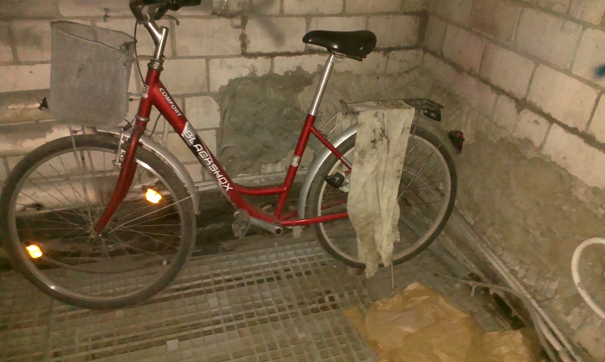 Велосипед червоного кольору, 2-х колісний марки BLACKSHOX COMFORT з ознаками б/у, в задовільному стані