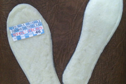 Стельки із штучного матеріалу для взуття у кількості 3 пари білого кольору (нові) 