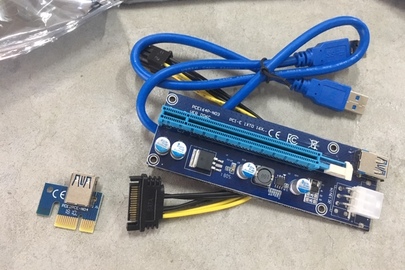 Комплект плат-  301 компл. що скл. з: електронний модуль з маркуванням PCE164P-N03 PCI-E XTO 16X VER C06C; друкована плата з струмопровідними елем. та роз'ємом USB марк. PCE2PCE-NO4; кабель живлення з роз'ємам; USB кабель синього кольору
