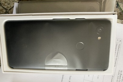 Мобільний телефон з маркуванням Google Pixel 2 XL, Model G011C, EVIEI 358034087537640, в комплекті з аксесуарами, в заводській упаковці - 1 шт. ; новий силіконовий чохол для телефону без маркувань - 1 шт.
