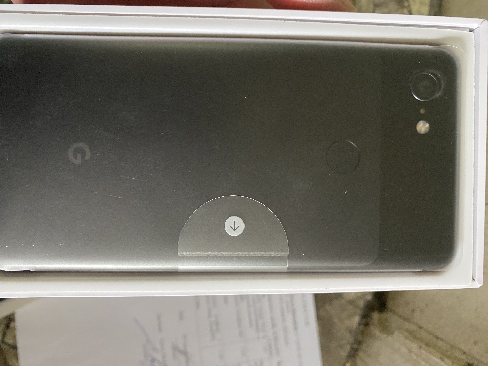 Мобільний телефон з маркуванням Google Pixel 3 XL, Model G013C, 64 GB  в кількості 1 шт.; силіконовий чохол до телефона в кількості 1 шт.; захисне скло для мобільного телефону