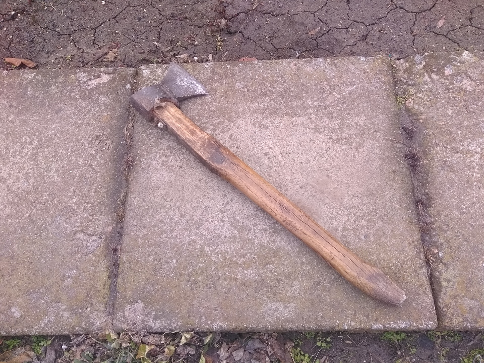 Металева сокира з дерев'яною ручкою