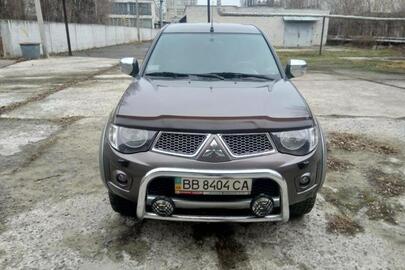 Легковий автомобіль: MITSUBISHI L 200, ПІКАП - В, 2011 р.в., коричнового кольору,  ДНЗ: ВВ8404СА, VIN: MMCJNKB40BDZ22037