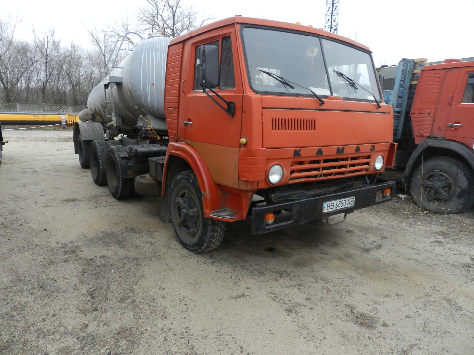 Вантажний автомобіль: КАМАЗ 5410 (сідловий тягач), 1993 р.в., червоного кольору, ДНЗ: ВВ6350АЕ, VIN: ХТС541000Р2051116