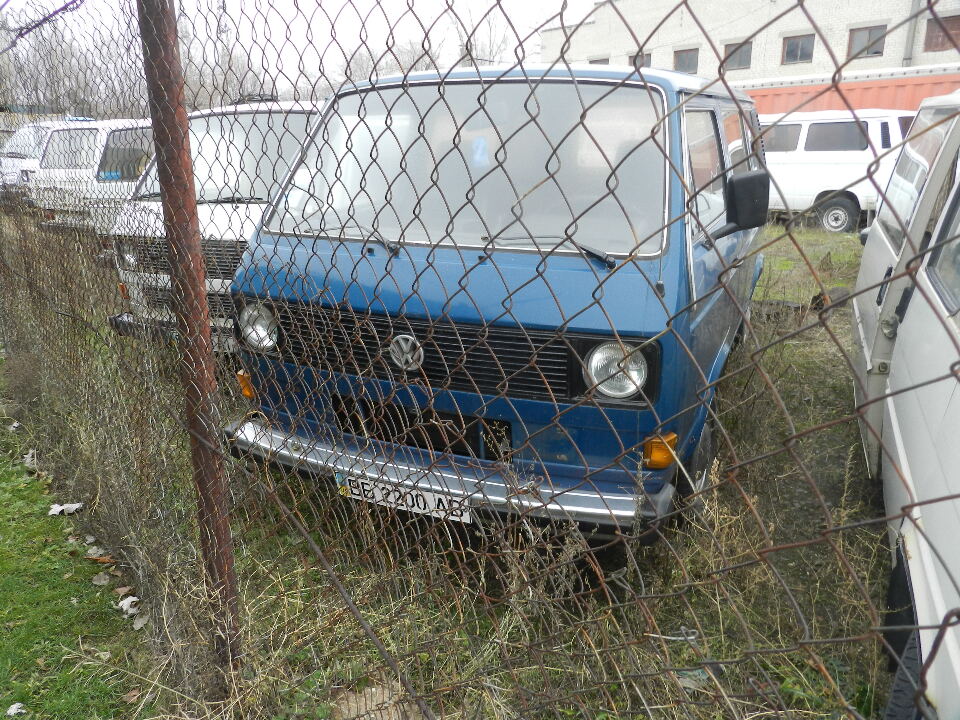 Легковий автомобіль: VOLKSWAGEN CARAVELLE (пасажирський), синього кольору, 1990 р.в., ДНЗ: ВВ2200АВ,  VIN: WV2ZZZ25ZLH108788