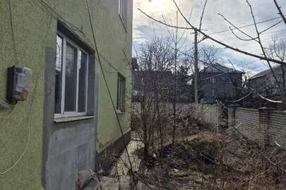 Житловий будинок з належними до нього будівлями та спорудами, загальною площею 200,4 кв.м та земельна ділянка, кадастровий номер 7310136900:57:001:0092, площею (га): 0.06, місцезнаходження: м. Чернівці, 1-й пров. Курчатова Ігоря Академіка, 2