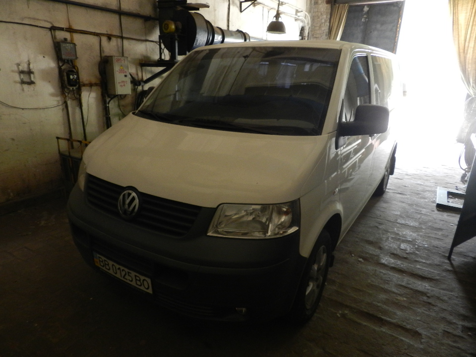 Легковий автомобіль: VOLKSWAGEN CARAVELLЕ, (пасажирський), білого кольору, ДНЗ: ВВ0125ВО, 2008 р. в., VIN: WV2ZZZ7HZ9H023715