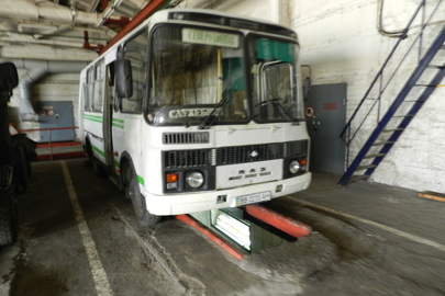  Автобус (пасажирський) ПАЗ 32051 — 110, білого кольору, ДНЗ:  ВВ2235АН, 2004 р. в., VIN – X1M32051140002585