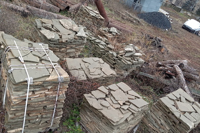 Будівельний матеріал: камень-пісковик загальним об'ємом 13 метрів кубічних на 17 дерев'яних піддонах