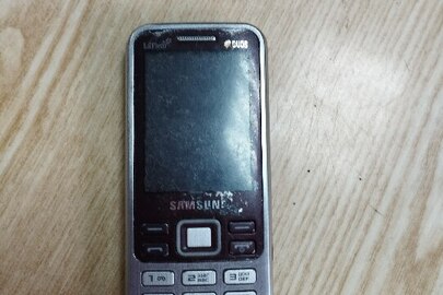 Мобільний телефон кнопковий марки Samsung GTS, червоно-сірого кольору, б/в 