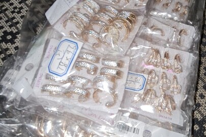Біжутерія: сережки в асортименті у загальній кількості 1795 пар, без ознак використання