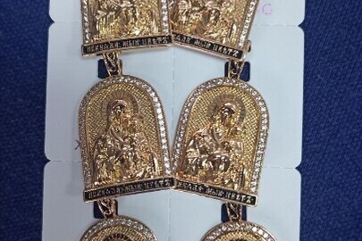 Біжутерія: кулони в асортименті у загальній кількості 90 шт., без ознак використання