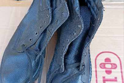 Взуття чоловіче спеціального призначення у кількості 16 пар, без ознак використання