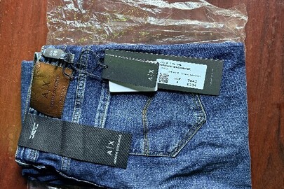 Чоловічі джинси з ременем з маркуванням "Armani Exchange" в асортименті різних розмірів у кількості 40 пар, без ознак використання