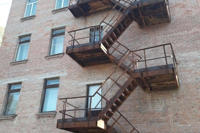 1/5 частка нежитлової будівлі, загальною площею 2885.3 кв.м., за адресою: Донецька область, м. Слов'янськ, вулиця Свободи, будинок 12