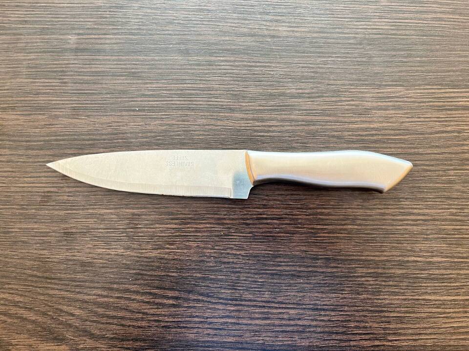 Кухонний ніж сріблястого кольору (б/в)