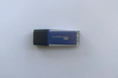 Конфіскація майна за рішенням суду: Флешка синьо-чорного кольору Kingston 8gb, бв