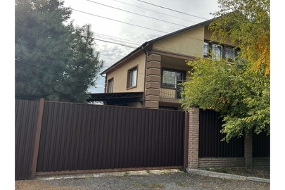 1/2 житлового будинку заг. пл. 291.7 кв. м, та 1/2 земельної ділянки пл. 0,1 га, К/Н, №1221411000:02:014:0638, що знаходяться за адресою: Дніпропетровська обл., Дніпровський р., м. Підгородне, вулиця Північна 8