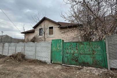 1/2 житлового будинку загальною площею 125,6 кв. м., та 1/2 земельної ділянки пл. 0,1065 га, К/Н 1210100000:03:189:0029, що знаходяться за адресою: м. Дніпро, вул Брондукова Борислава, (вул. Паризької Комуни), 9