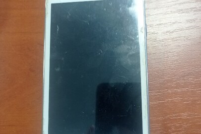 Мобільний телефон марки "Samsung", білого кольору, з зарядним пристроєм, б/в, подряпаний, з розбитим склом