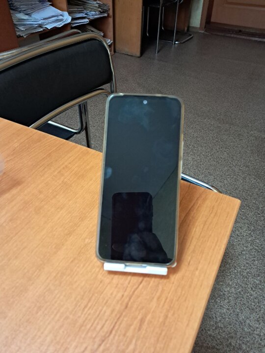 Мобільний телефон Redmi Note 12, сірого кольору, у прозорому силіконовому чохлі, без тріщин, технічний стан невідомий, на задній панелі мається наліпка ІМЕІ, бувший у використанні