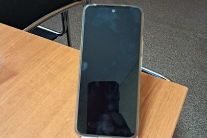 Мобільний телефон Redmi Note 12, сірого кольору, у прозорому силіконовому чохлі, без тріщин, технічний стан невідомий, на задній панелі мається наліпка ІМЕІ, бувший у використанні