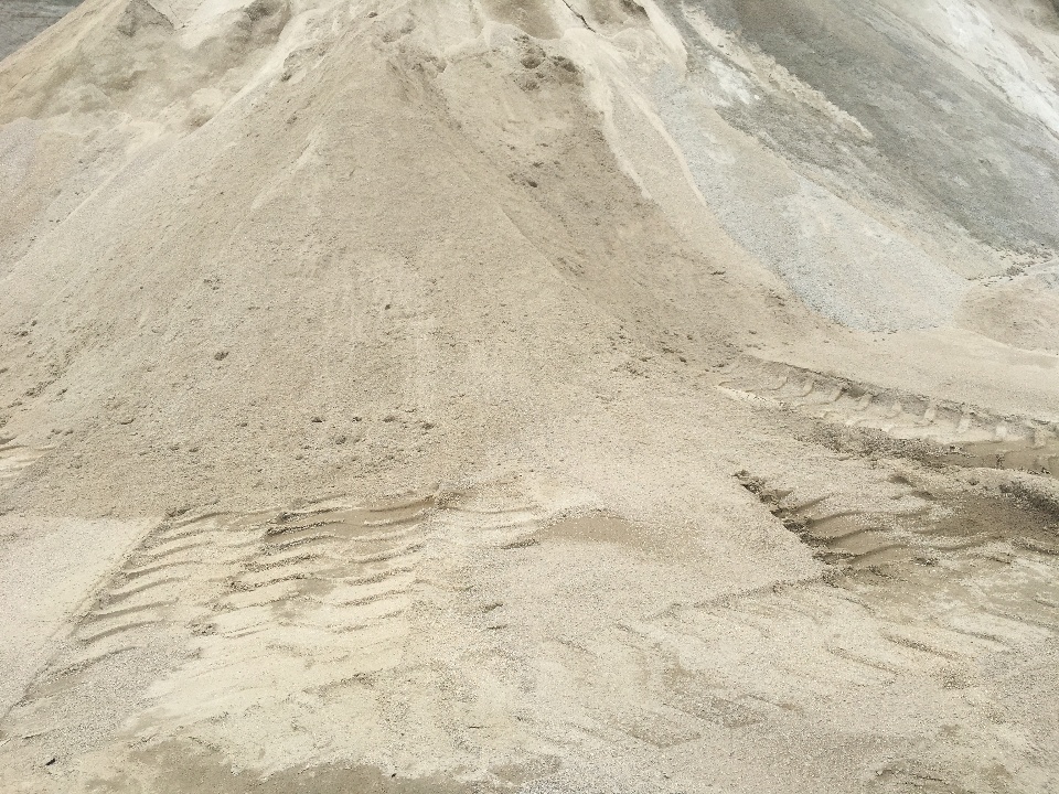 Відсів гранітний (пісок з відсіву дроблення вивержених гірських порід фракції 0-5 мм), 2020 року виробництва у кількості 2000,00 тон