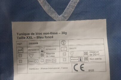 Одяг одноразовий нестерильний (туніка), на маркуванні зазначено наступне "Tunique de bloc non tisse Vert fonce non sterile 20/01/2014-20/01/2019", новий - 16 шт.