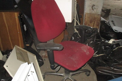 Крісло на колесиках офісне,червоного кольору, б/в