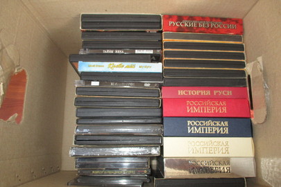 Компакт диски в коробках в кількості 33 шт