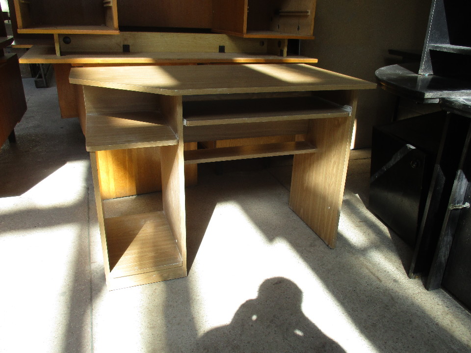Комп'ютерний стіл світлого кольору