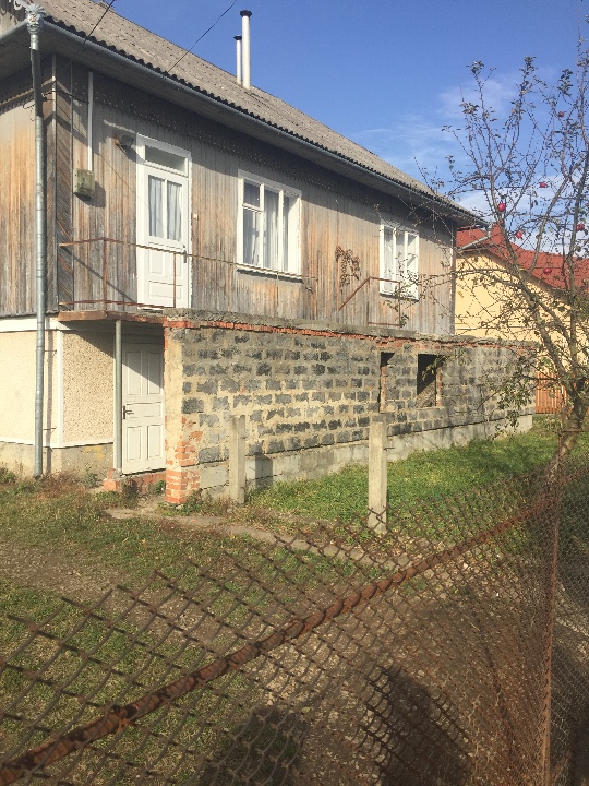 ІПОТЕКА: Домоволодіння № 43, а саме: ЖИТЛОВИЙ БУДИНОК заг. пл. 218,9 кв.м. + ГОСПОДАРСЬКІ БУДІВЛІ та споруди + ЗЕМЕЛЬНА ДІЛЯНКА (к/н: 2624885101:01:007:0033) площею 0,1653 га, адреса: вул. Молодіжна, с.Сваричів, Рожнятівський р-н, Івано-Франківська обл