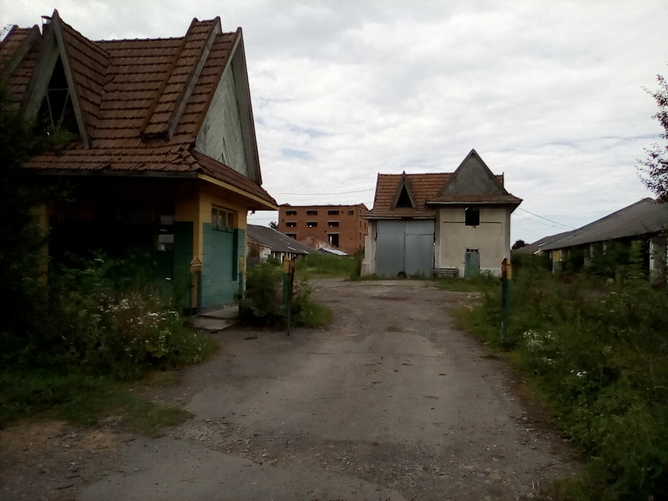 ІПОТЕКА: Нежитлові будівлі загальною площею 1285,1 кв.м, а саме: ПРОХІДНА (19,7 кв.м)+ АВТОВАГА (116,4 кв.м) + СКЛАД №6 (1149,0 кв.м), за адресою: вул. Іванціва, буд. № 8-Б, смт Отинія, Коломийський район, Івано-Франківська область