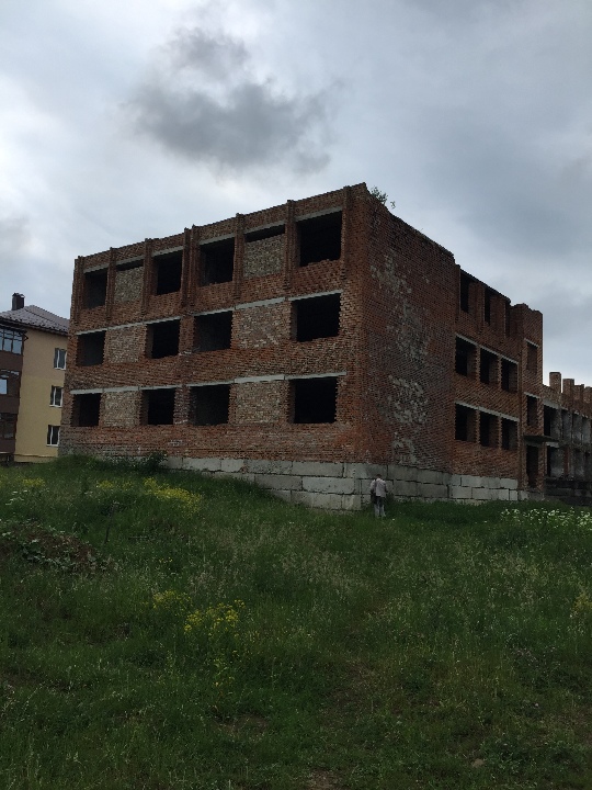Незавершена будівництвом школа (готовністю 40%), за адресою: вул. Соборна, буд. № 87-Б, м. Надвірна, Надвірнянський район, Івано-Франківська область