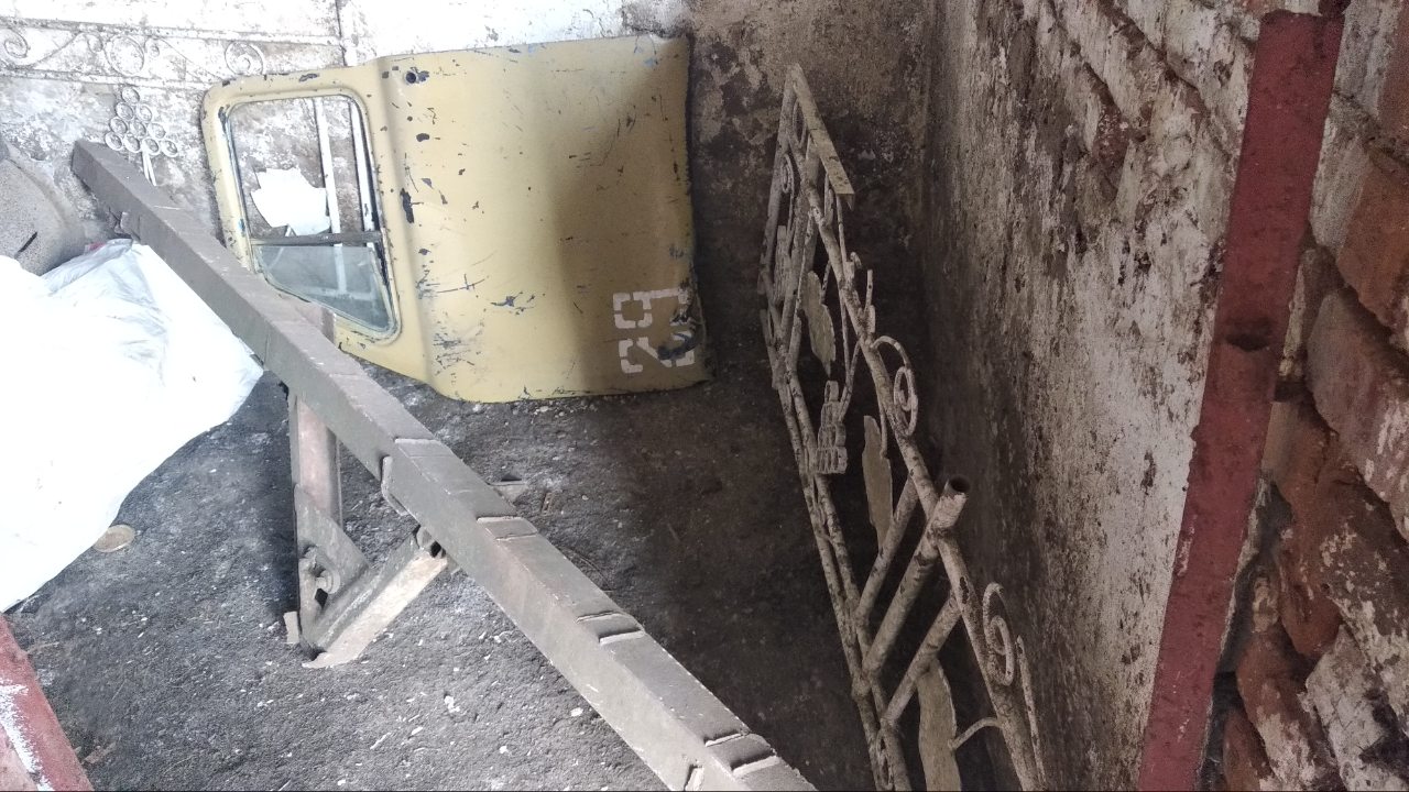 Брухт чорних металів загальною вагою 830 кг